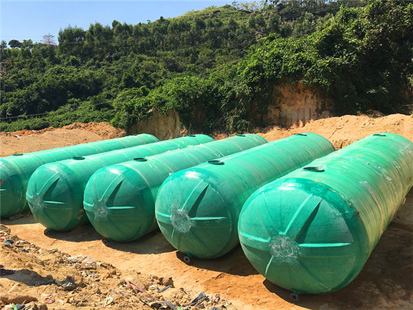 玻璃鋼儲水池的相關知識——玻璃鋼蓄水池根據其地形和土質(zhì)條件可(kě)以修建在地上或地下